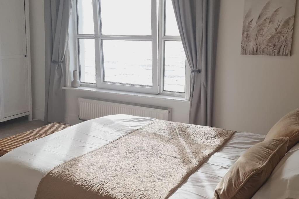 Beach View, 4 Bedroom House Opposite The Sea! Sleeps 10 Сендгейт Екстериор снимка